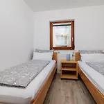 Mit Tollem Pool Nur 100 Meter Zum Apartment