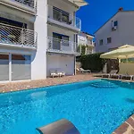 Apartment Mit Tollem Pool Nur 100 Meter Zum