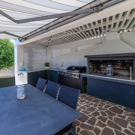 Mit Tollem Pool Nur 100 Meter Zum