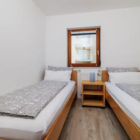 Mit Tollem Pool Nur 100 Meter Zum Apartment