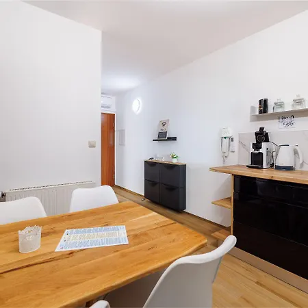 Mit Tollem Pool Nur 100 Meter Zum 크리크베니카