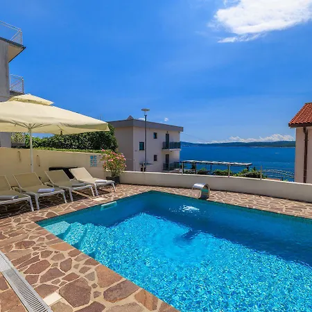 Mit Tollem Pool Nur 100 Meter Zum