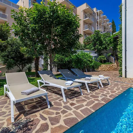 Mit Tollem Pool Nur 100 Meter Zum 아파트